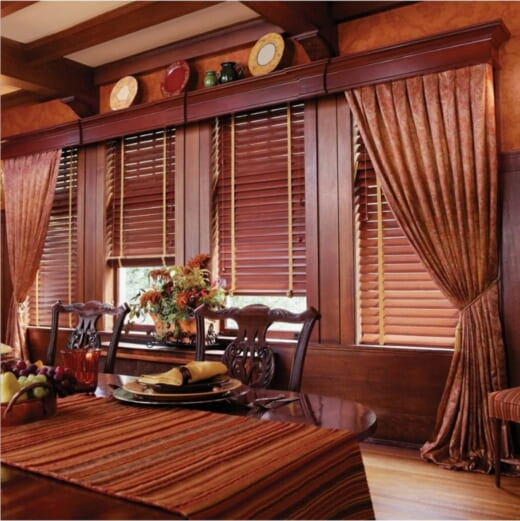 Деревянные жалюзи на веранду