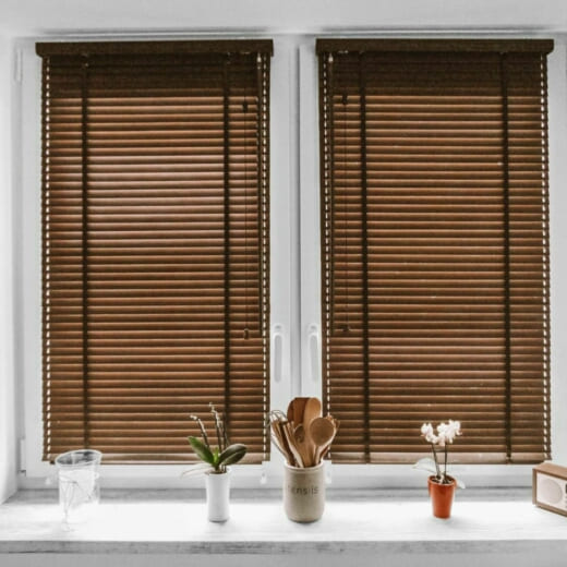 Деревянные жалюзи на балконную дверь